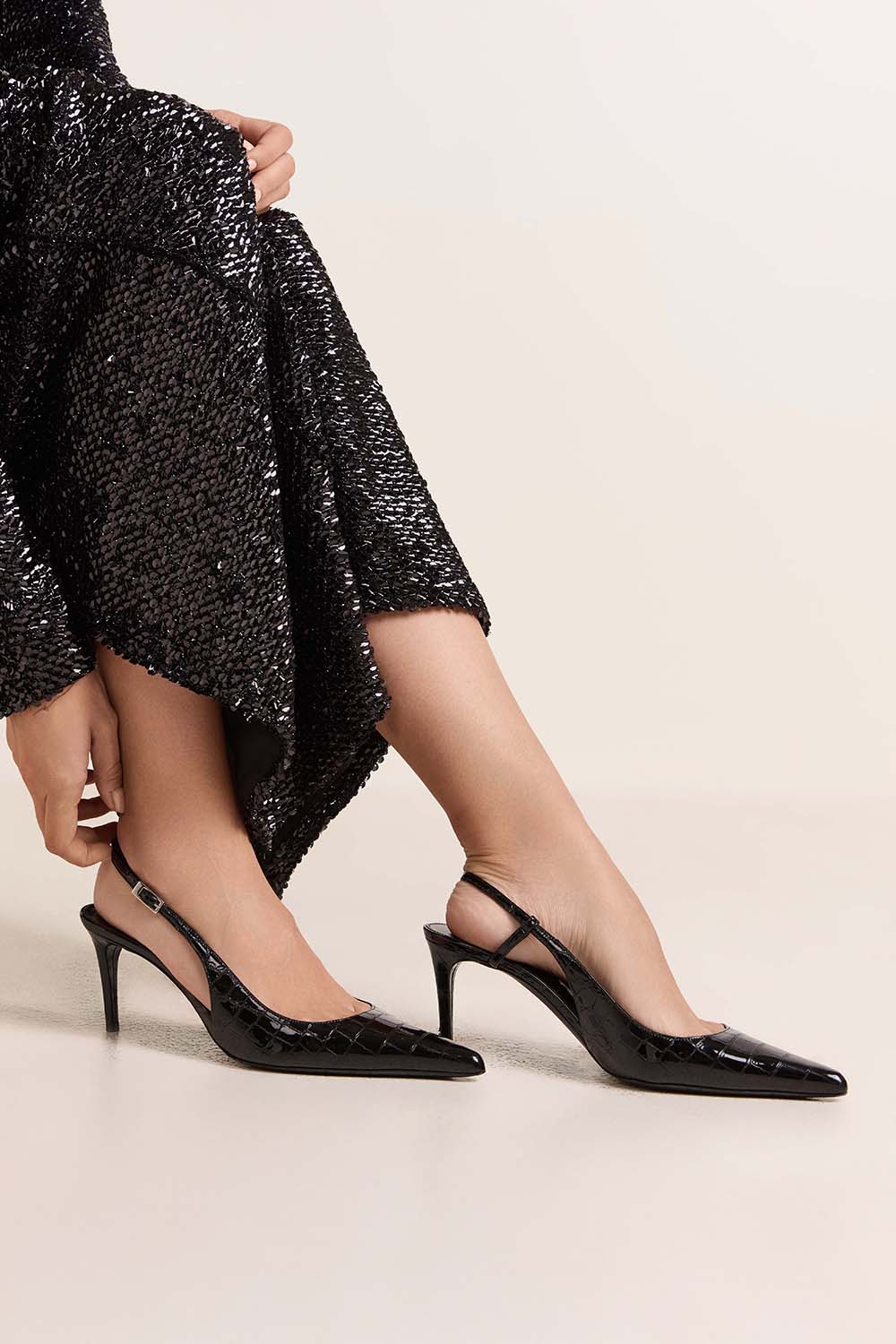 תמונת כל הלוק של סנדלי עקב קרקו